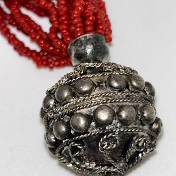 Vintage Coral Color Beaded Necklace With Ornate Metal Accents & Hook Clasp - Picture 5 of 11
